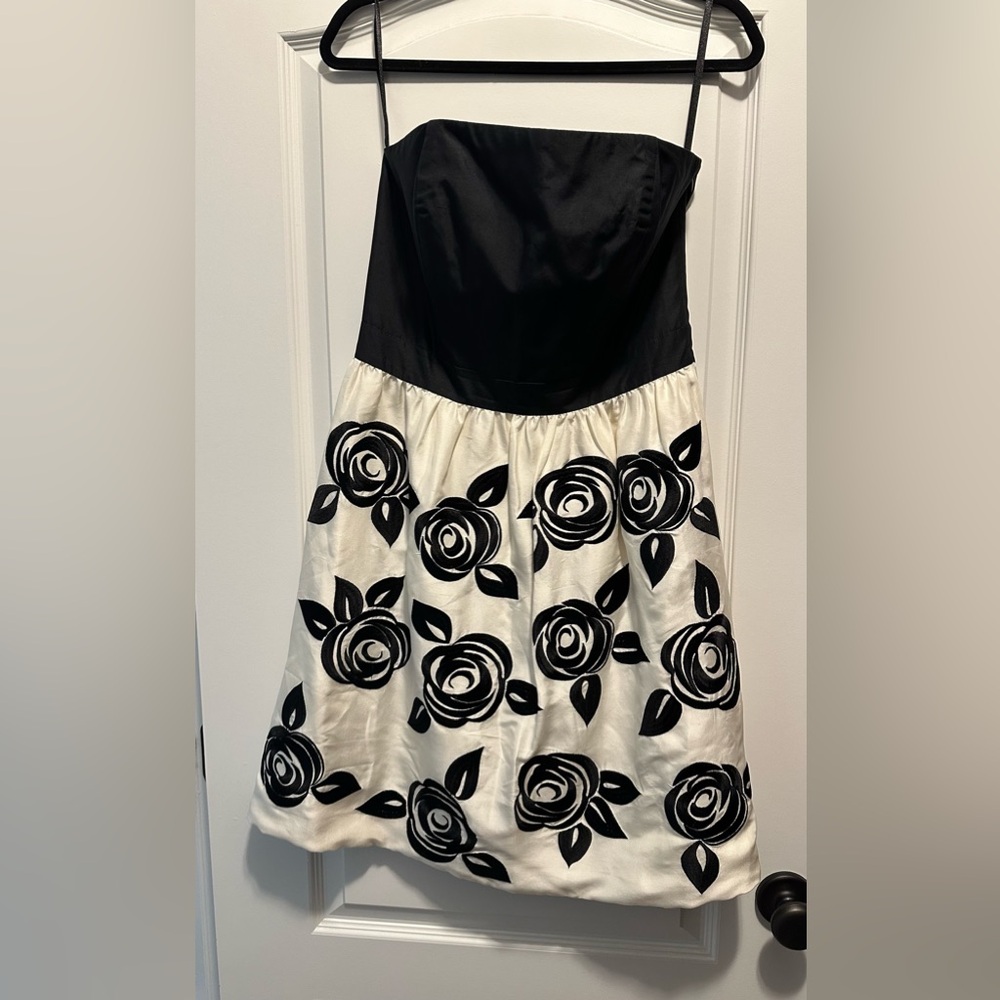 Strapless White House, black market size 8 rose dress